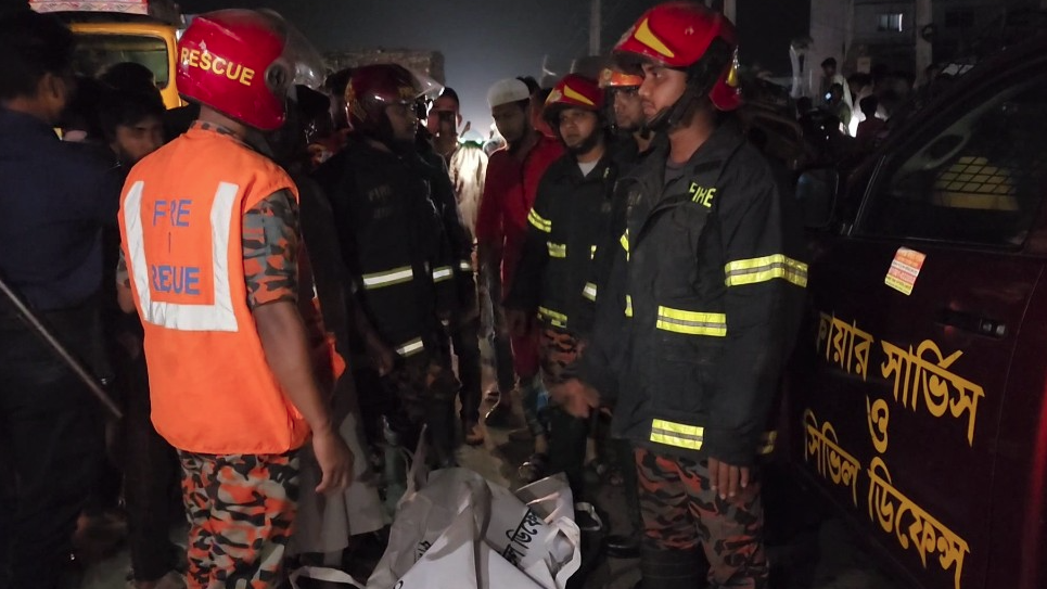 ঝিনাইদহে ট্রাক উল্টে নিহত ১